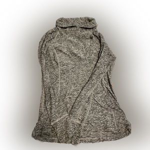 Beyond yoga top with thumb holes, size medium